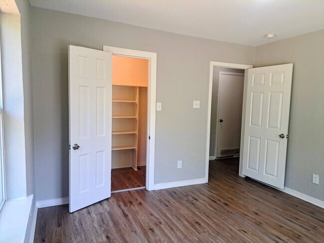 Building Photo - 4 bedroom, 2 bath home, Handicap accessible