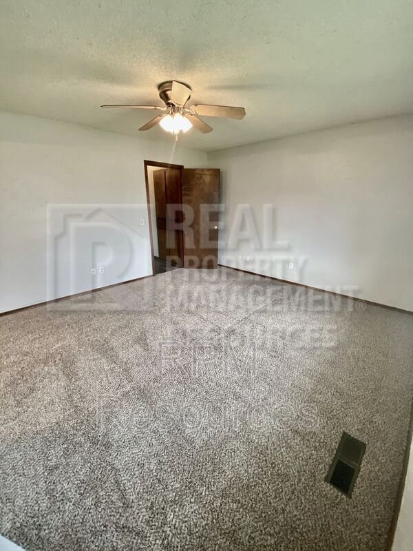 Building Photo - 913 Clear Creek