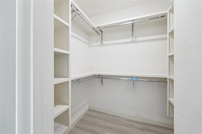 Building Photo - 11201 Lynbrook Dr