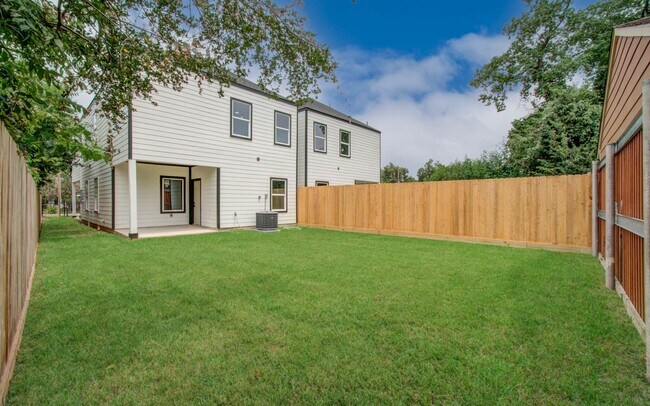Building Photo - 1065 South Ln