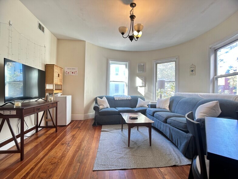 Building Photo - 8 Carmel St