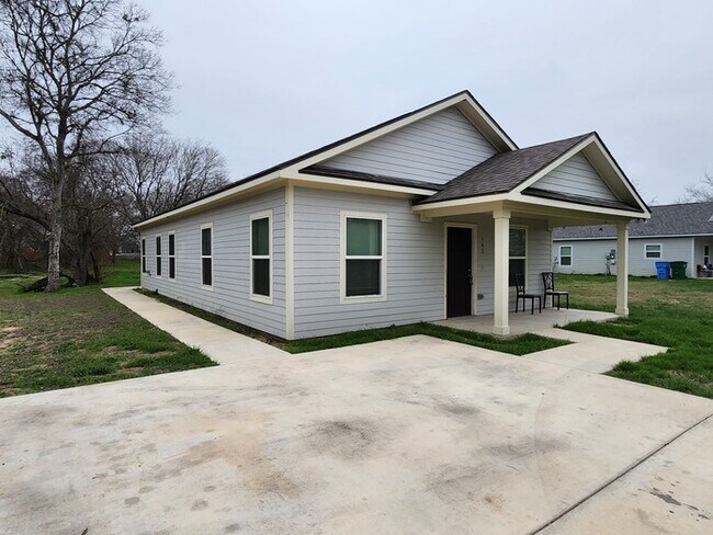 Building Photo - 3-Bedroom, 1-Bath on 1 acre lot