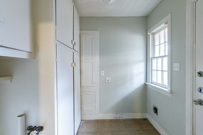 Building Photo - 3 bedroom less than 1 mile from Tech