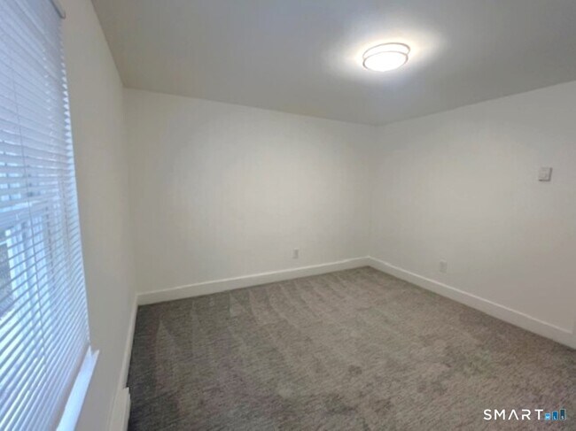 Building Photo - 14 Sniffen St