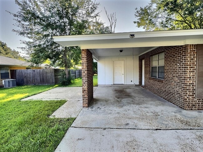 Building Photo - 3-Bedroom Home Near Downtown Ocean Springs in the Golf Cart District
