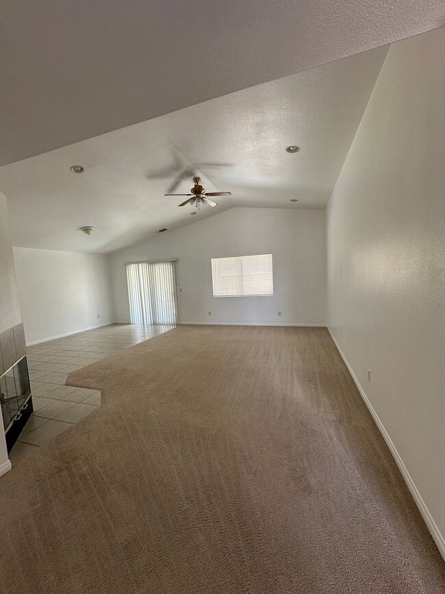Building Photo - 3 bedroom, 2 bath in Copper Hills
