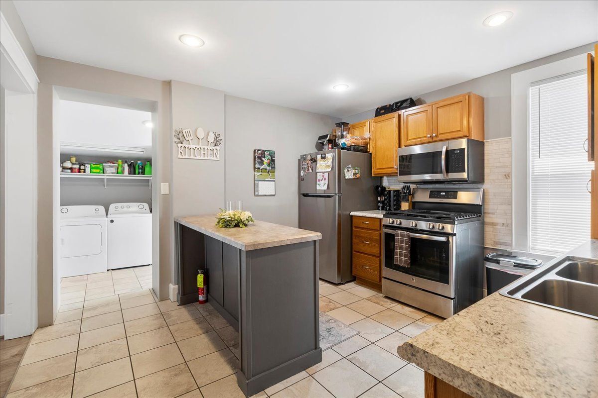 Building Photo - 39 HUDSON Street, Second Floor