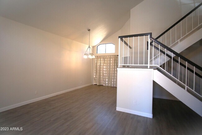Building Photo - 924 E Manor Dr