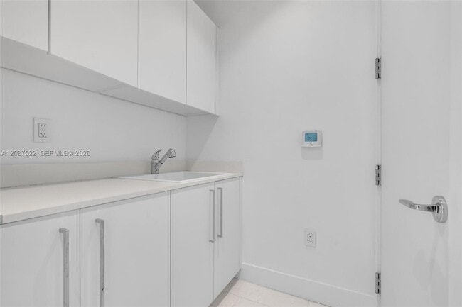 Building Photo - 15701 Collins Ave