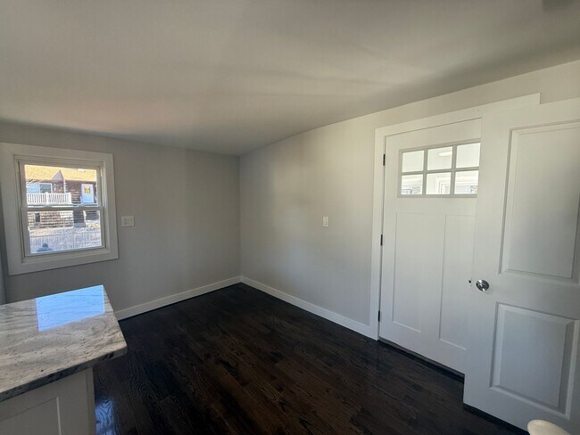 Building Photo - Newly Renovated Single Family in West Haven!