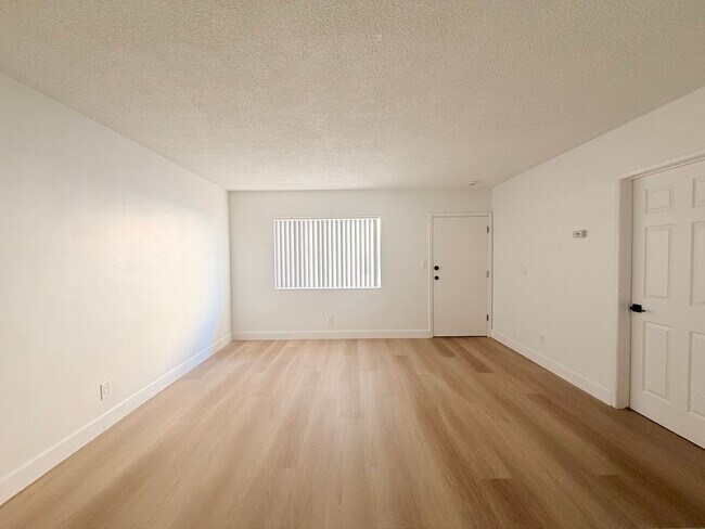 Interior Photo - 1651 W. 147th St