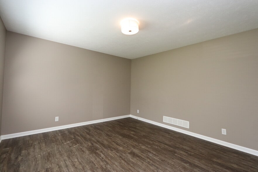 Building Photo - 6810 Village Green Blvd