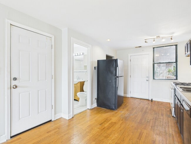 Building Photo - 5003 S Prairie Ave