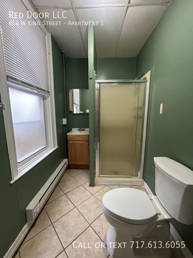 Building Photo - 654 W King St