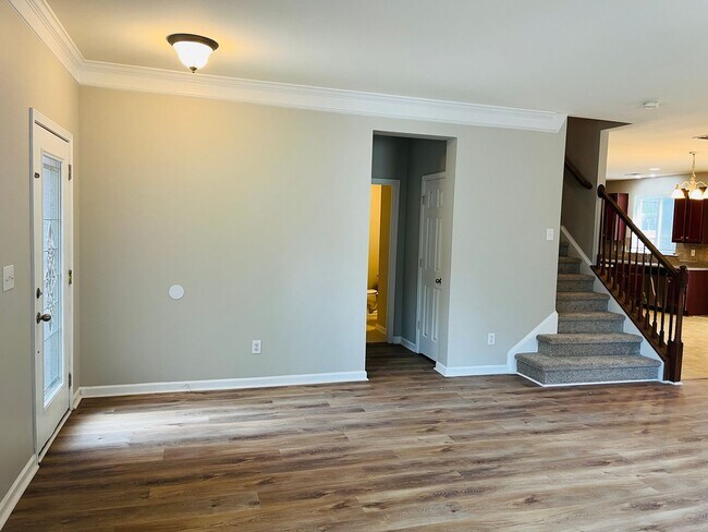 Building Photo - Prime location, lots of extra sqft, fenced...