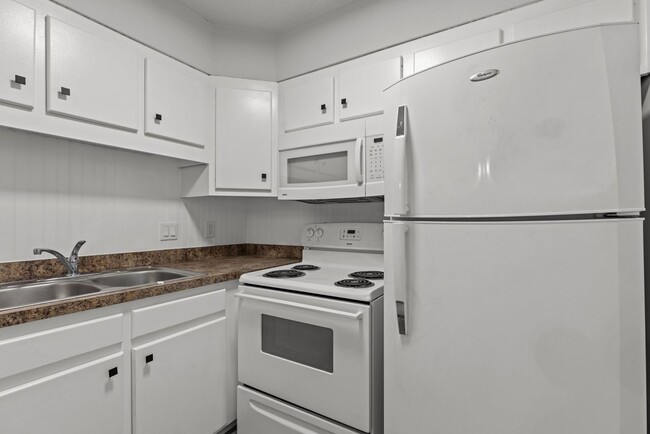 Building Photo - Newly Renovated 2-Bed, 2-Bath Apartment in...