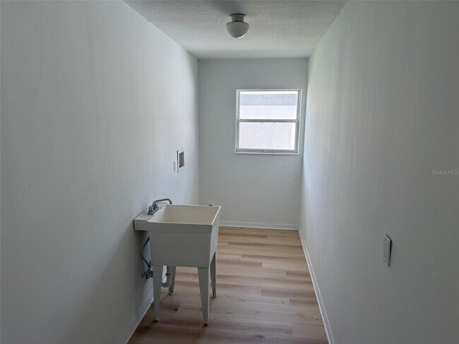 Building Photo - 6 Prince Manfred Pl