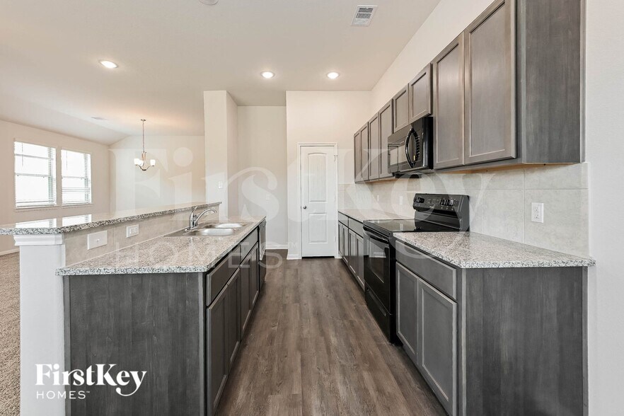 Building Photo - 14775 Country Club Dr