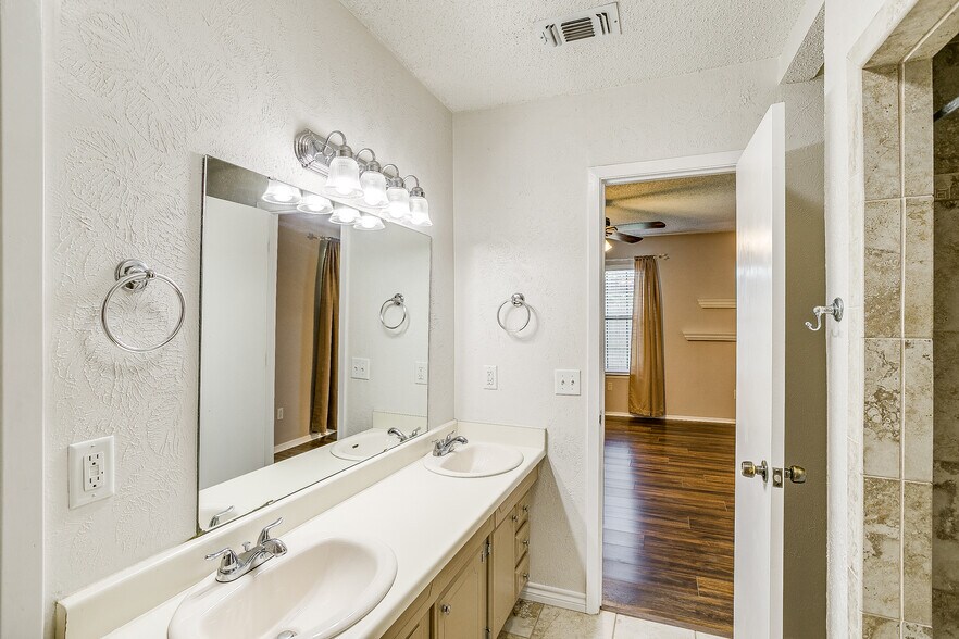 Building Photo - 1104 Sproles Dr