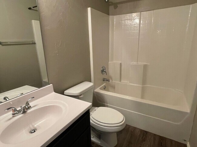 Building Photo - Great 4 Bedroom In Yukon Schools