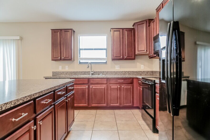 Building Photo - 11184 Leland Groves Dr