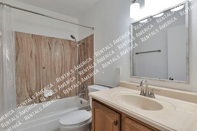 Building Photo - 749 E 6th St