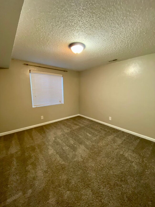 Building Photo - Beautifully Maintained Central 4 Bedroom. ...