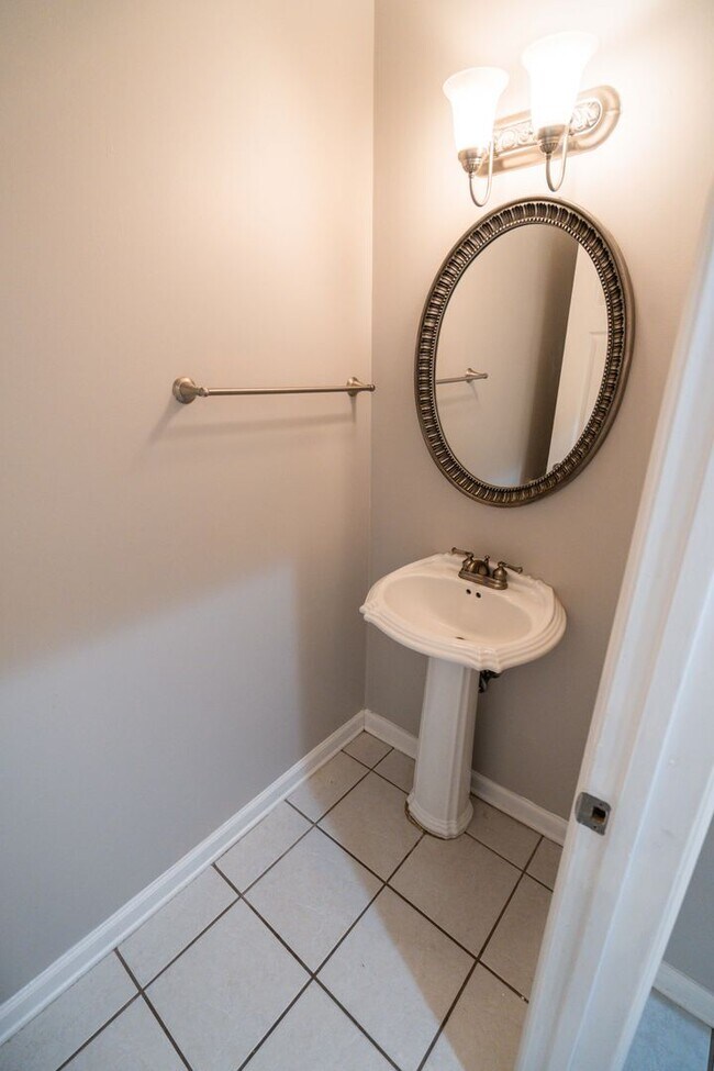 Building Photo - Beautiful 3 Bedroom 2 1/2 Bath Condo