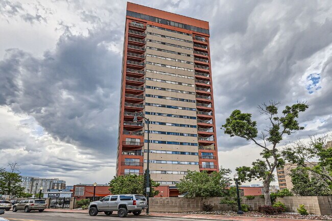 Primary Photo - 100 Park Ave W
