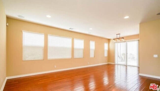 Building Photo - 1241 Ivy Terrace