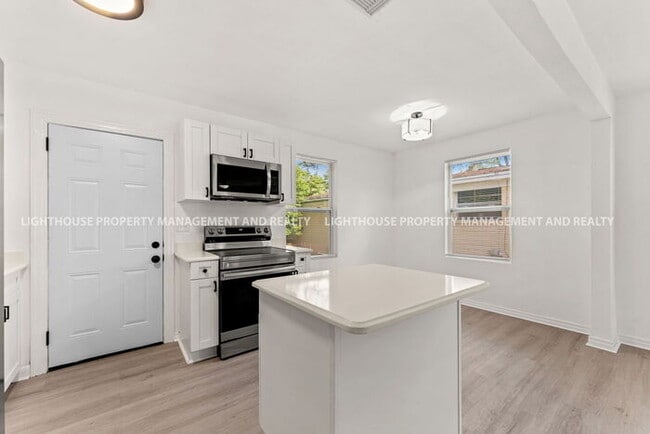 Building Photo - 3 bed/1 bath home in Grand Park