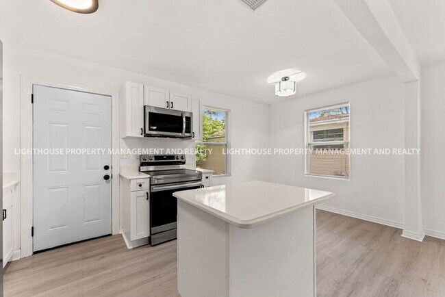 Building Photo - NEWLY RENOVATED 3 BED/1 BATH HOME!
