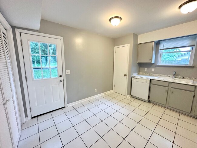 Building Photo - 7806 Sawyer Brown Rd
