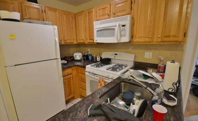 Building Photo - Charming 3 Bedroom-No Broker fee