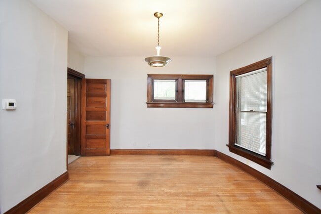 Building Photo - 23 E Parkwood Dr
