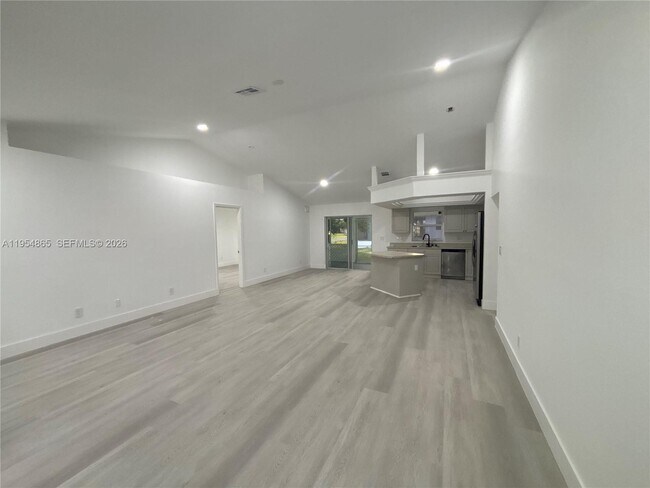 Building Photo - 142 SW 34th Pl