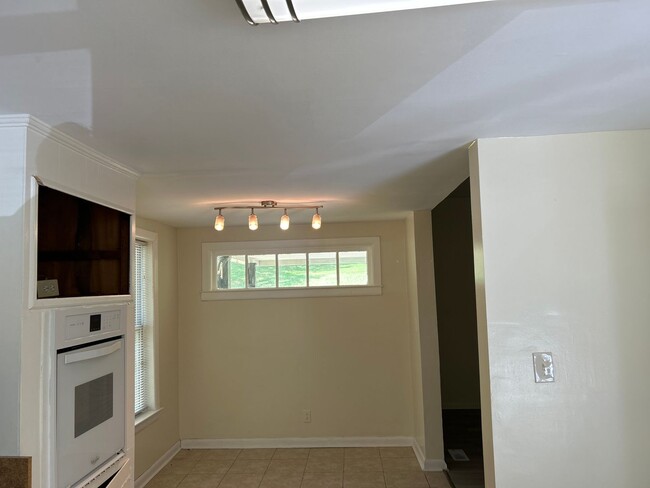 Building Photo - DRP Investments-3304/3306 Maple Road