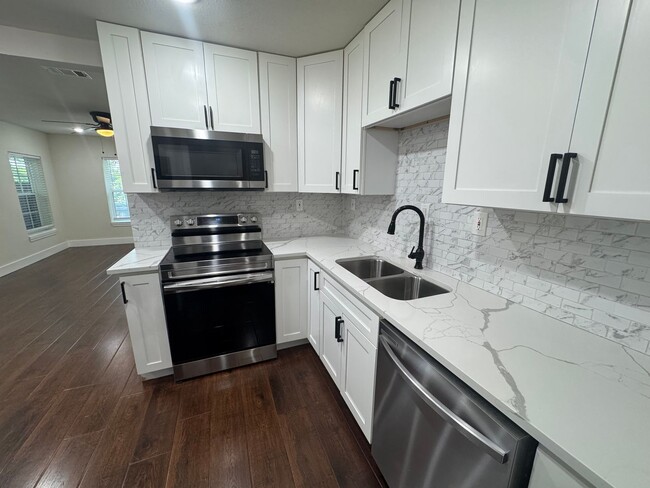 Building Photo - Near Bishop Arts District 2-bedroom, 1-bath duplex