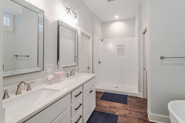 Building Photo - 5070 Ranchview Ln N