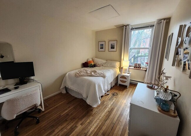 Building Photo - No Brokers Fee Unit in Beacon Hill Top Floor, Big bedrooms, Roof Deck, Laundry on a Site