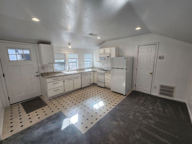 Building Photo - 1064 Curran St NW