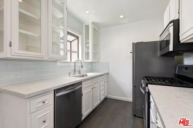 Building Photo - 1400 Hayworth Ave
