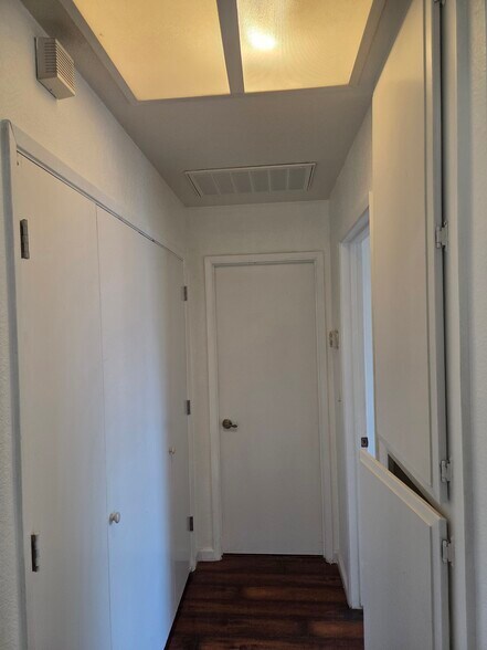 Hallway - 9131 Colonsay Way