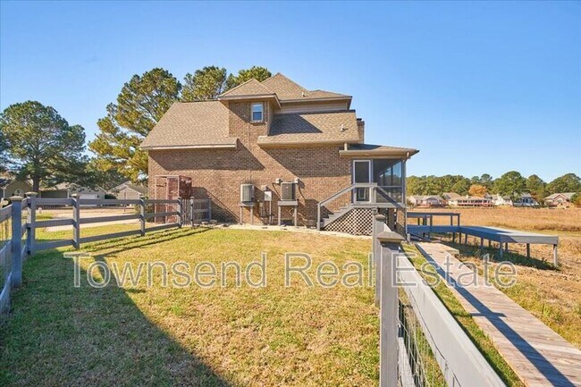 Building Photo - 695 Cedar Point