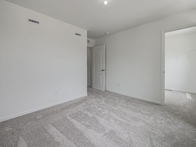 Building Photo - AVAILABLE NOW! Modern Comfort Meets Everyd...