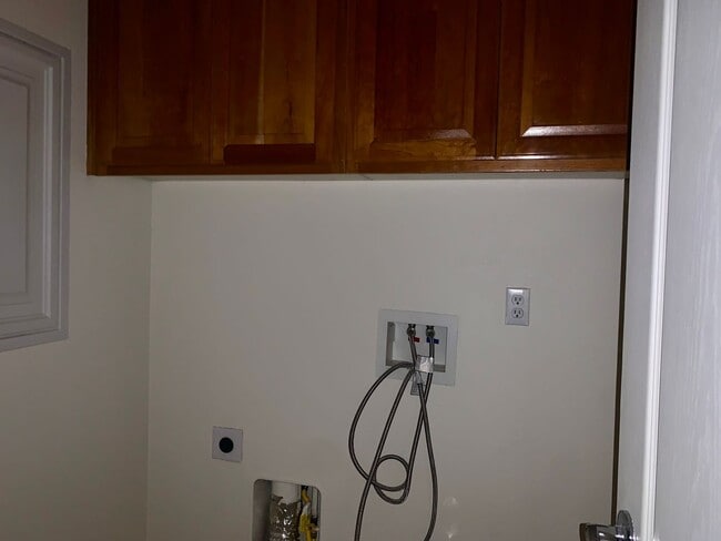 Building Photo - 4 bedroom 2 bath Empire Ranch home