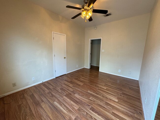 Building Photo - 4 Bedroom With Fenced Yard and Off-Street ...