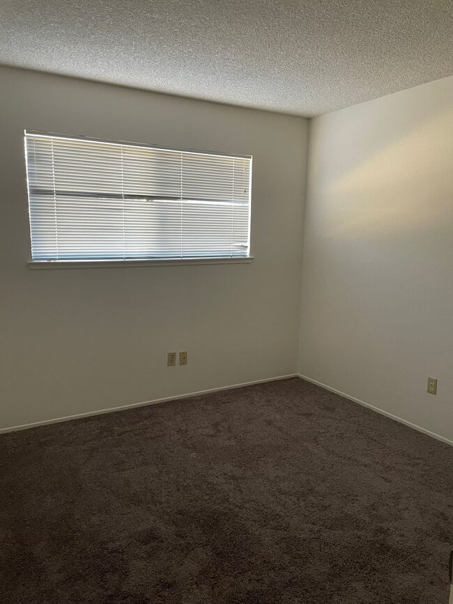 Building Photo - NICE DUPLEX IN CITRUS HEIGHTS OFF ZENITH &...