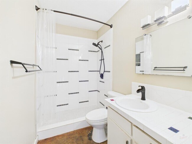 Building Photo - 2302 East Side Dr