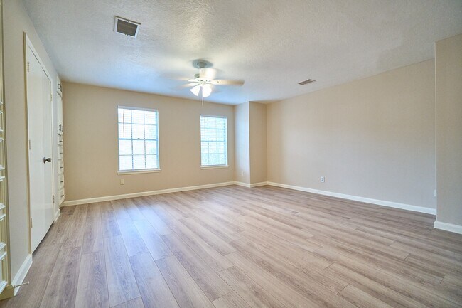 Building Photo - 10818 Briar Forest Dr